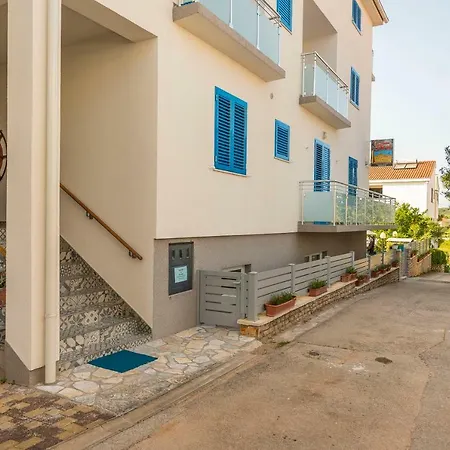 בית הארחה Pansion Pirat